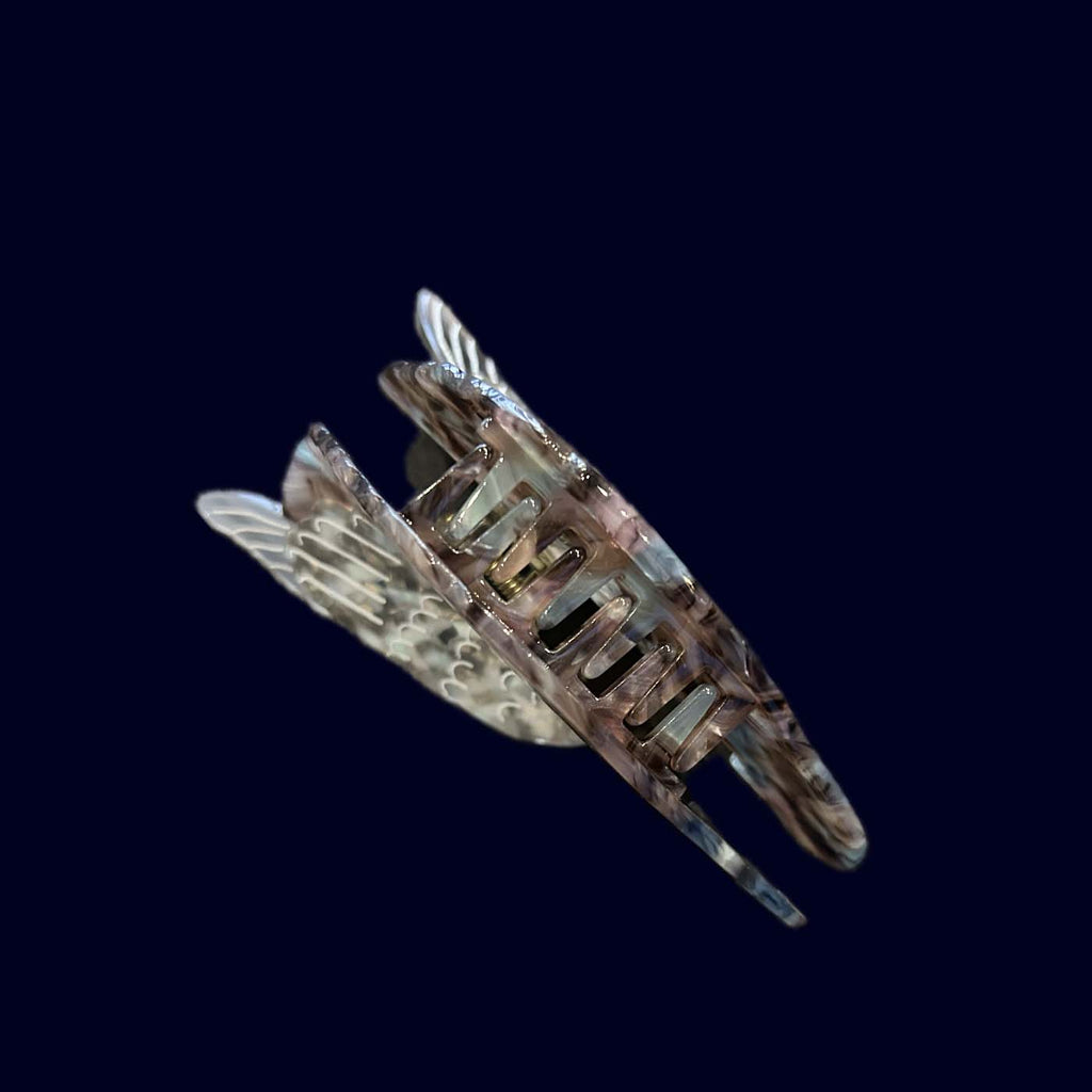 hair claw shaped as a pigeon grip side